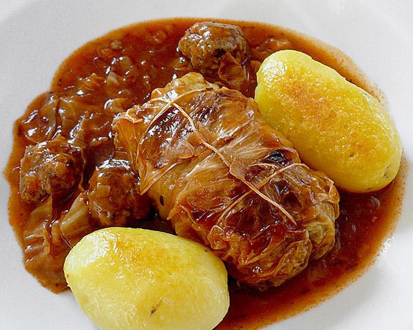 Cabbage meat roll with Potatoes & Sauce